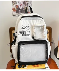 Mochila ita en blanco y negro con ventana transparente para pines y coleccionables de anime.