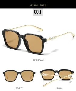 Vue détaillée de lunettes de soleil carrées pour femmes avec des perles élégantes.