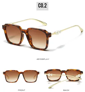 Chic lunettes de soleil écaille de tortue avec perles élégantes et branches dorées.