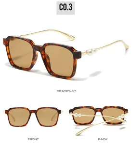 Lunettes de soleil tendance pour femmes avec branches dorées ornées de perles élégantes.