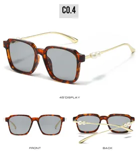 Chic lunettes de soleil écaille avec branches dorées ornées de perles et verres gris UV.