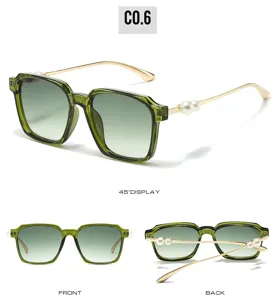 Lunettes de soleil carrées vertes avec branches dorées et perles, détail élégant pour femmes.