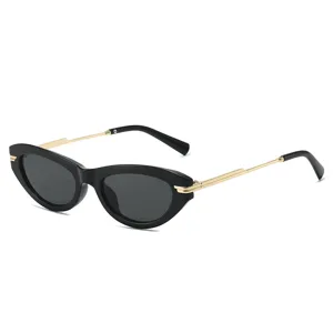 Occhiali da sole neri a gatto alla moda con aste in metallo dorato per donna e uomo.