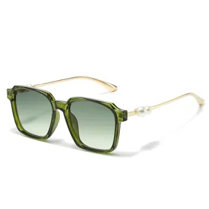 Chic lunettes de soleil femme vertes avec branches ornées de perles et protection UV.
