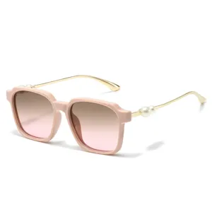 Lunettes de soleil carrées roses tendance pour femmes avec branches dorées et perles.