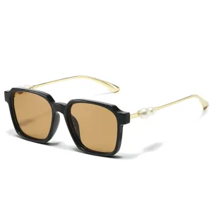 Lunettes de soleil carrées pour femmes avec branches décorées de perles élégantes.