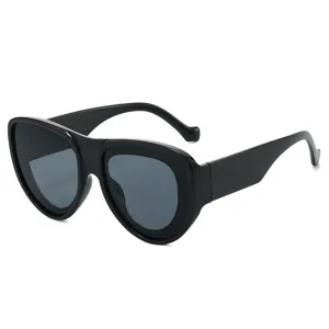 Chic occhiali da sole neri oversize da donna alla moda hip-hop ovali vista principale del prodotto.