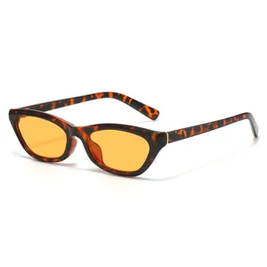 Retro cat eye zonnebril met schildpad montuur en oranje lenzen voor hippe streetstyle.