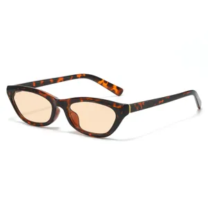 Trendy cat eye zonnebril met schildpaddenpatroon montuur en uv bescherming voor dames.