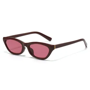 Modieuze stijlvolle cat-eye zonnebril met rood montuur en roze lenzen voor dames hoofdfoto