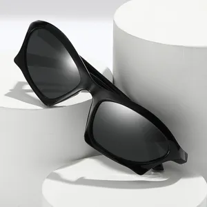 Retro geometrische sport zonnebril voor vrouwen, trendy zwarte street fashion bril.