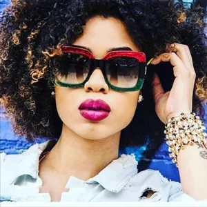 Lunettes de soleil grand cadre carré tendance avec design pailleté coloré pour femme au quotidien.