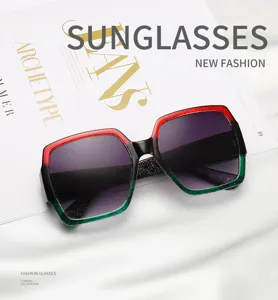Lunettes de soleil carrées oversize avec monture élégante à paillettes dégradées rouge vert.