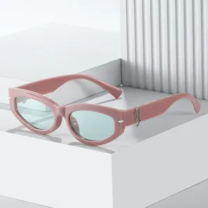 Retro cat eye zonnebril voor dames en heren, trendy roze montuur met lichtblauwe glazen street.