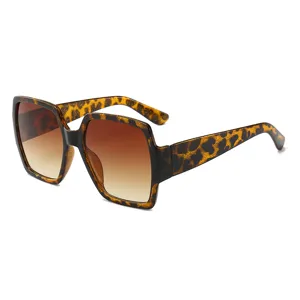 Lunettes de soleil carrées surdimensionnées tendance avec motif léopard et dégradé.