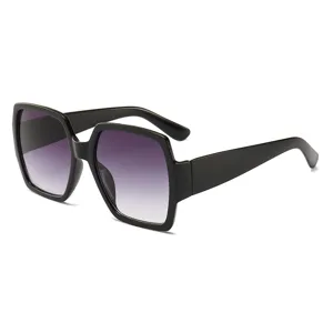 Lunettes de soleil grand format carrées tendance avec verres dégradés pour femmes.