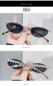 Detailansicht von Y2K Oval Sonnenbrille mit Strasssteinen in Herzform Metallgestell.