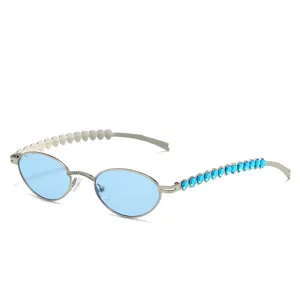 Y2K Ovale Sonnenbrille mit blauen Gläsern, Strasssteinen und süßen Herz-Bügeldetails.