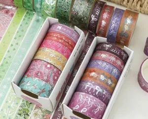 Ensemble de rubans adhésifs washi décoratifs pour journal intime DIY avec motifs floraux et nœuds.