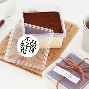 Detailansicht der quadratischen Plastik-Dessertbox mit süßem Textsticker und Schleife.