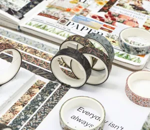 Gedetailleerd overzicht van botanische washi-tape-rollen en stroken voor DIY-dagboekdecoratie.