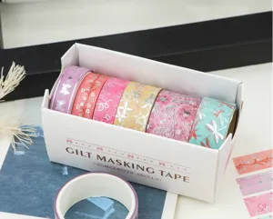 Gros plan sur le lot de rubans adhésifs washi décoratifs avec motifs floraux délicats.