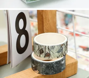 Vue détail de ruban adhésif washi doré, beau motif floral masking tape pour loisirs créatifs.