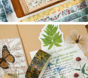 Vue detaillee de l'ensemble de rubans washi floraux d'estampage a chaud avec accessoires.