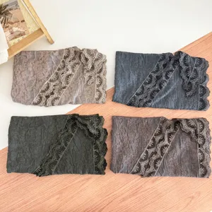 Gedetailleerd overzicht van elegante grijze kanten driehoekige sjaals en rokken.