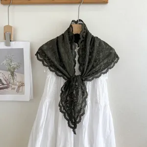 Donkergrijze kanten driehoekige sjaal, stijlvolle vintage bloemensjaal en veelzijdig accessoire.
