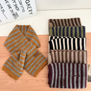 Gestreifter Strickschal Detailansicht, kuschelige Wollmischung Winter warmer Modeaccessoire Stil.