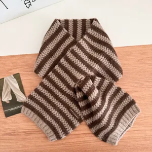 Brauner gestreifter Strickschal für Damen, kuscheliger warmer Winter Kreuzschal neu.