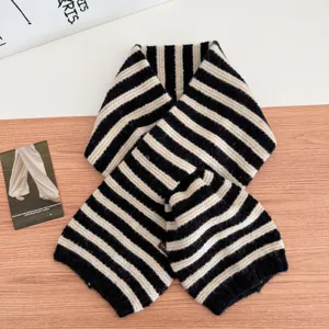 Schwarz-weißer gestreifter Strickschal, kuscheliger Wollemix-Kreuzkragen für den Winter.