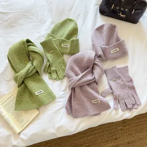 Ensemble bonnet écharpe et gants en tricot vue de détail, accessoires d'hiver chauds.