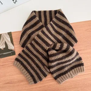 Detailansicht des koreanischen gestreiften Strickschals, Wollmischung Kreuzschal, Winter.