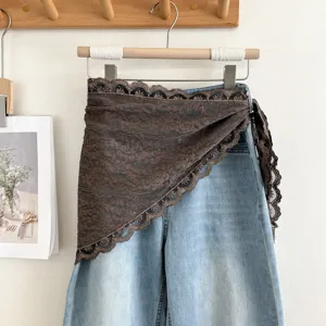 Koreaanse stijl bruine kanten driehoekige taille sjaal gelaagd met lichte denim spijkerbroek.
