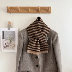 Brauner gestreifter Strickschal für Damen, gemütlicher Winter Kreuz Halswärmer Accessoire.
