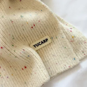 Gros plan détaillé sur le tissu en maille douce avec des touches colorées et étiquette.
