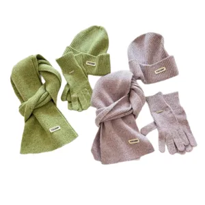 Ensemble d'hiver en tricot confortable comprenant une écharpe, un bonnet et des gants colorés.