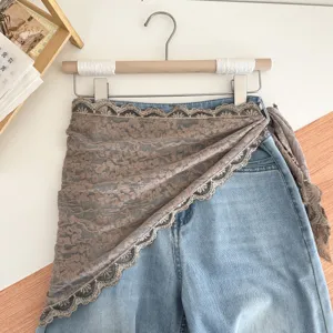 Koreaanse stijl grijs kant driehoek sjaal denim gelaagde broek detail, trendy rok.