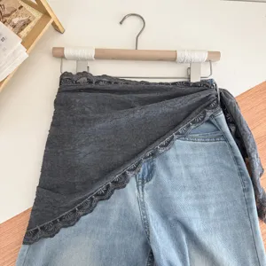 Koreaanse stijl grijze kant gelaagde driehoek sjaal met blauwe jeans, trendy.
