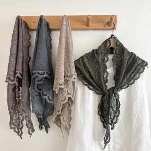 Koreaanse stijl kanten driehoekige sjaal, stijlvol gelaagd accessoire voor vrouwen.