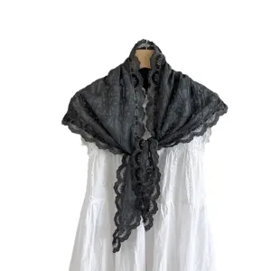 Grijze kanten driehoekige sjaal in Koreaanse stijl voor dames, veelzijdig mode-accessoire.