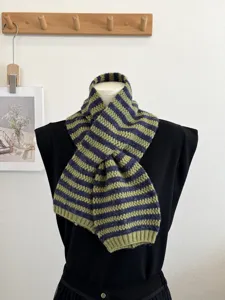 Behaglicher grün-dunkelblauer Strickschal für Damen, warmer Kreuz-Halswärmer Winter Accessoire.