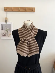 Gestreifter Strick Schal für Damen, kuscheliger warmer Wollmischung Kreuz Kragen Winter.
