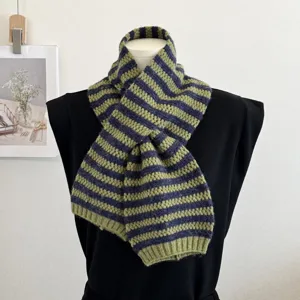 Gestreifter Strickschal Winter warmer Kreuzschal Damen gruen blau Mode Accessoire