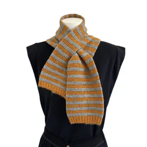 Warmer gestreifter Strickschal für Damen, gemütlicher Wollmisch-Kreuzschal als Winteraccessoire.
