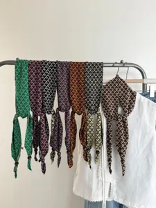 Retro jacquard gebreide halsdoek met houten kralen, vintage bloemenprint decoratieve sjaal.