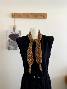 Retro jacquard driehoekige sjaal met houten kraaldecoratie, chique en elegante halsdas.