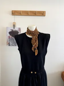 Jacquard driehoek sjaal met houten kralen retro bloemen halsdoek chique nek accessoire
